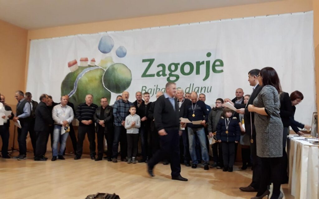 zagorski-bagremov-med-cvjetni-livadni